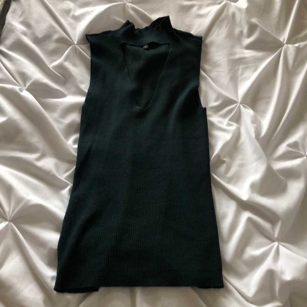 Emerald green sleeveless sweater v neck w choker